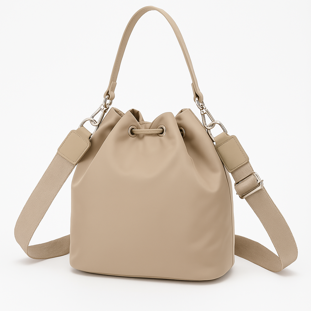 Borsa a secchiello beige con chiusura a coulisse su sfondo bianco, vista frontale