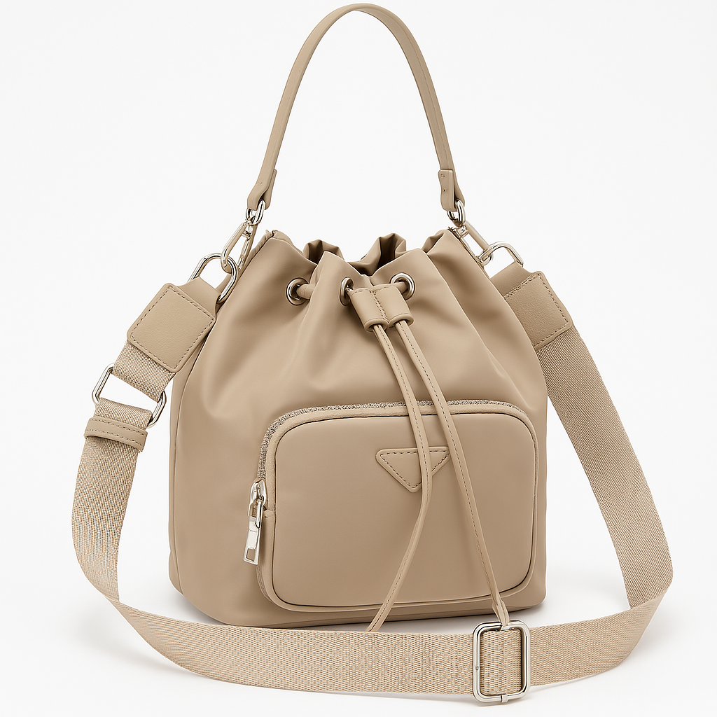 Borsa a secchiello beige con chiusura a coulisse su sfondo bianco, vista frontale