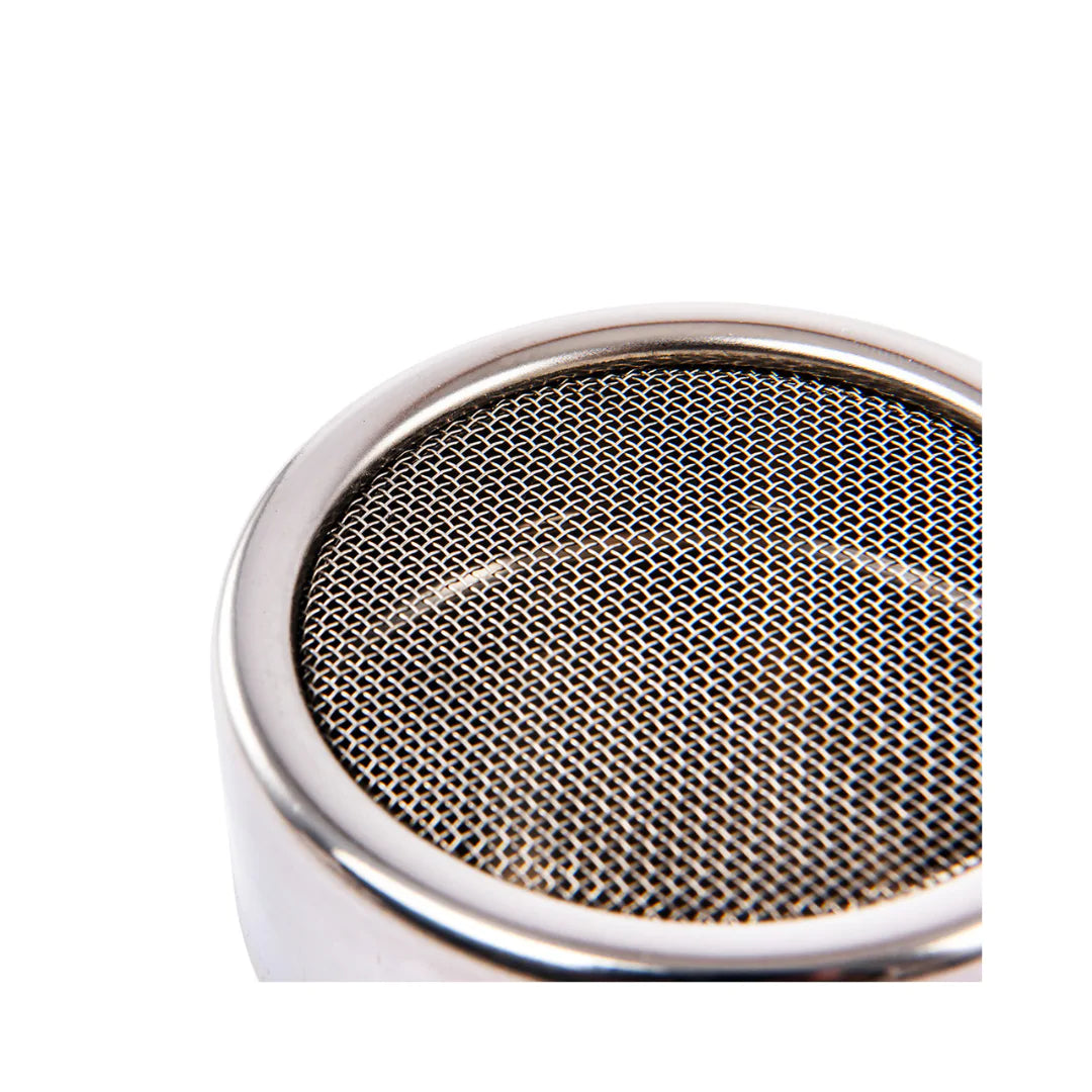 Τραβήξτε το κακάο ή τη χάλυβα ζάχαρη με λεπτό πλεκτό κόσκινο