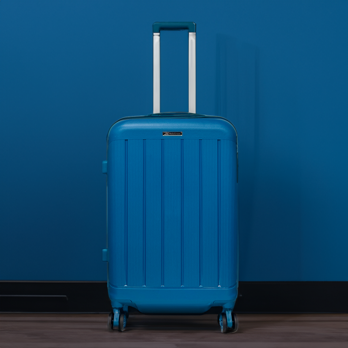 Kevyt keskikokoinen pehmeä polypropeenista valmistettu matkalaukku, koko 65x43x27 cm, jossa on TSA-lukko ja korkealaatuinen kevytvetoinen matkalaukku