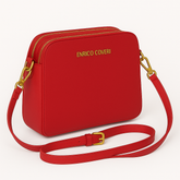 Borsa a tracolla Enrico Coveri in pelle sintetica rossa con dettagli dorati, doppia zip e tracolla regolabile, fotografata su sfondo bianco