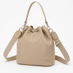Borsa a secchiello beige con chiusura a coulisse su sfondo bianco, vista frontale