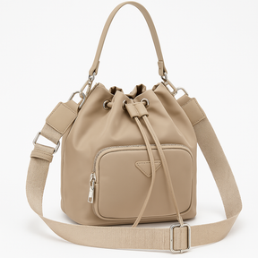 Borsa a secchiello beige con chiusura a coulisse su sfondo bianco, vista frontale