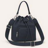 Borsa a secchiello Enrico Coveri blu notte con tracolla regolabile e tasca frontale, in tessuto tecnico ed ecopelle, modello 2145 donna.

