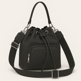 Borsa a secchiello Enrico Coveri nero con tracolla regolabile e tasca frontale, in tessuto tecnico ed ecopelle, modello 2145 donna.


