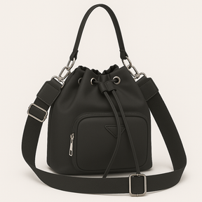 Borsa a secchiello Enrico Coveri nero con tracolla regolabile e tasca frontale, in tessuto tecnico ed ecopelle, modello 2145 donna.

