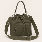 Borsa a secchiello Enrico Coveri berde khaki taupe con tracolla regolabile e tasca frontale, in tessuto tecnico ed ecopelle, modello 2145 donna.


