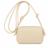 Borsa a tracolla beige con design intrecciato, fotografata frontalmente con tracolla annodata.