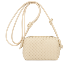 Borsa a tracolla beige con design intrecciato, fotografata frontalmente con tracolla annodata.