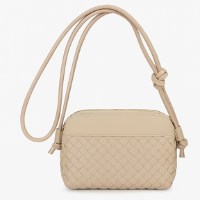 Borsa a tracolla beige con lavorazione intrecciata, fotografata interamente con lunga tracolla regolabile