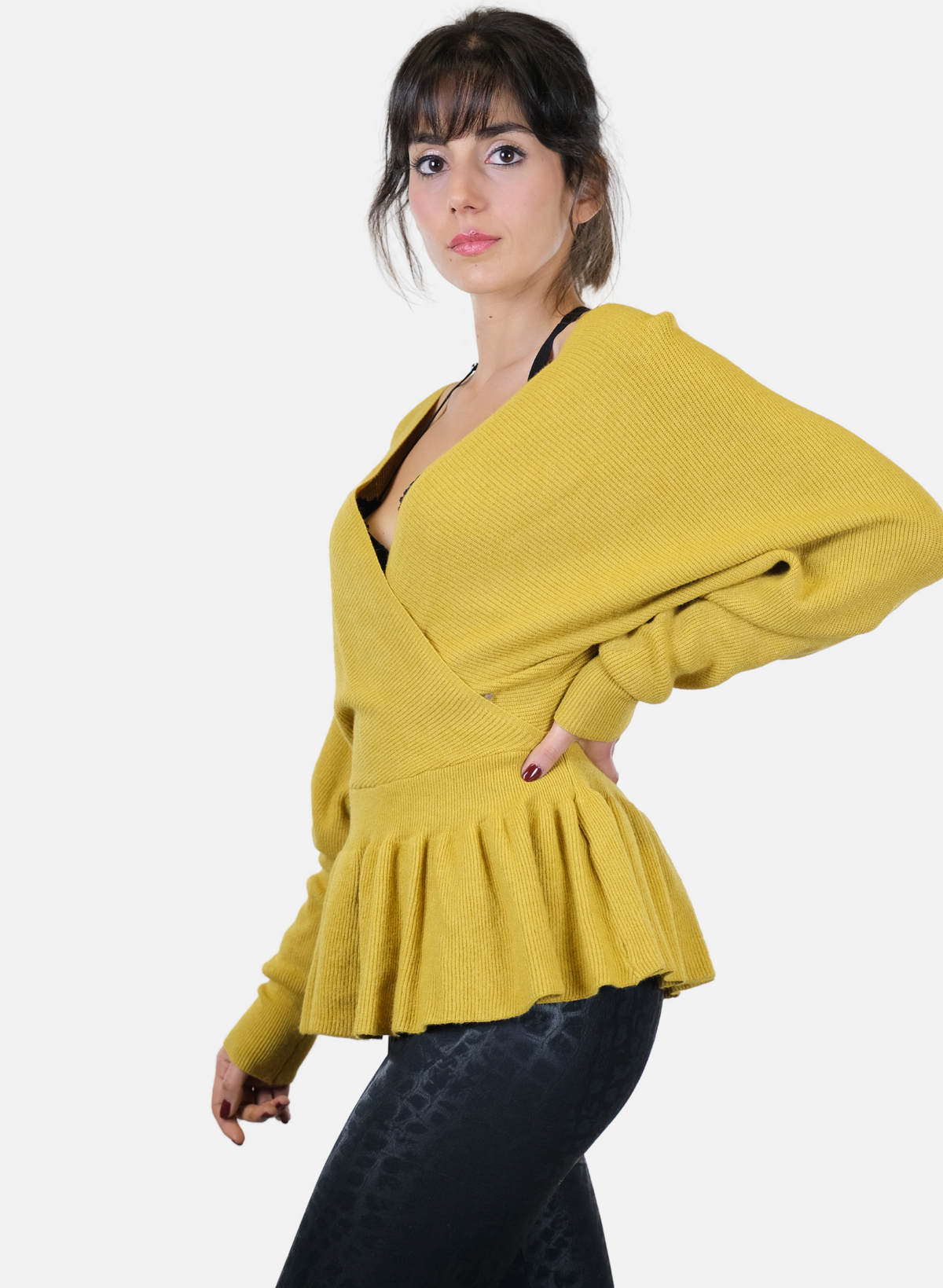 Pull femme élégant à volants et double encolure